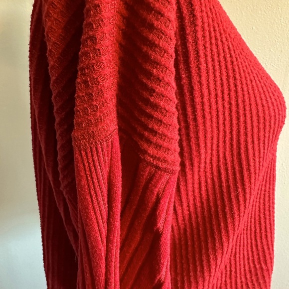 WILD FABLE BEAUTIFUL WINE OVERSIZED TOP. SIZE SMALL. - Picture 5 of 7